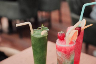 Lokantadaki masada alkol kokteyli.