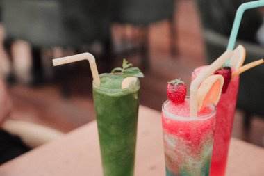 Lokantadaki masada alkol kokteyli.