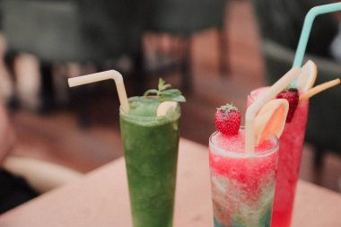 Lokantadaki masada alkol kokteyli.