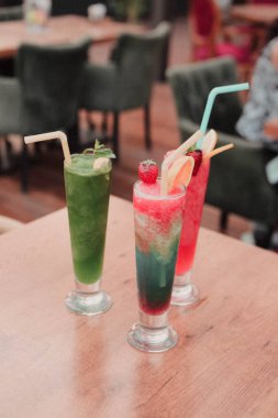 Lokantadaki masada alkol kokteyli.