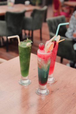 Lokantadaki masada alkol kokteyli.