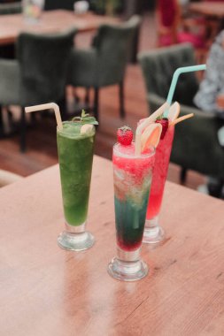 Lokantadaki masada alkol kokteyli.