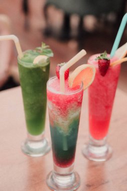 Lokantadaki masada alkol kokteyli.