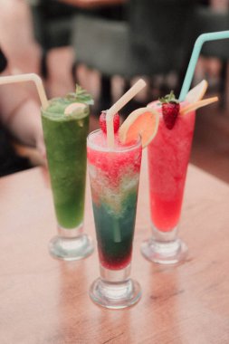 Lokantadaki masada alkol kokteyli.