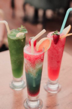 Lokantadaki masada alkol kokteyli.