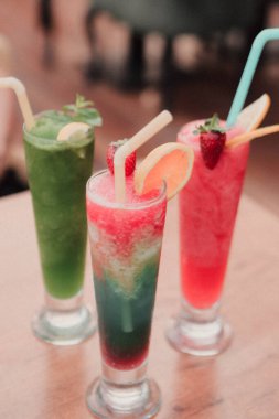 Lokantadaki masada alkol kokteyli.