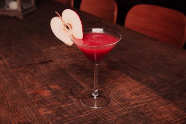 Lokantadaki masada alkol kokteyli.