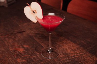 Lokantadaki masada alkol kokteyli.