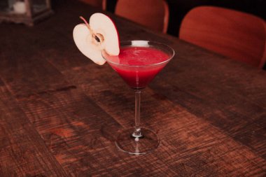 Lokantadaki masada alkol kokteyli.