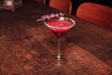 Lokantadaki masada alkol kokteyli.