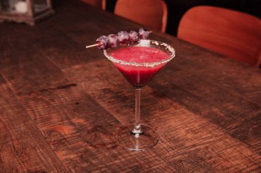 Lokantadaki masada alkol kokteyli.