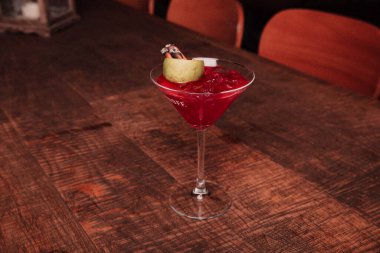Lokantadaki masada alkol kokteyli.