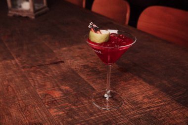 Lokantadaki masada alkol kokteyli.
