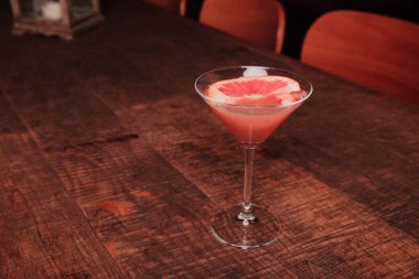 Lokantadaki masada alkol kokteyli.