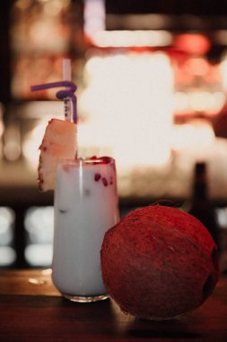 Lokantadaki masada alkol kokteyli.