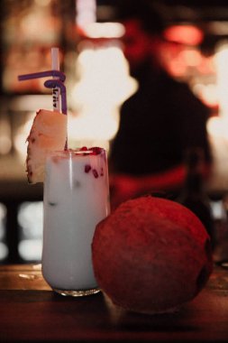 Lokantadaki masada alkol kokteyli.