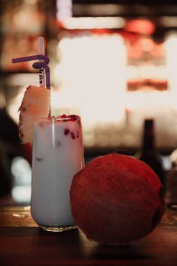 Lokantadaki masada alkol kokteyli.