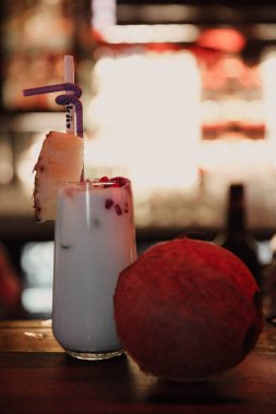 Lokantadaki masada alkol kokteyli.