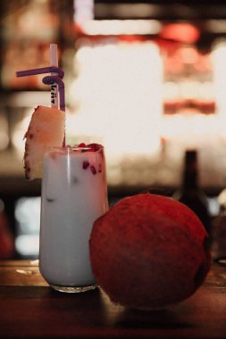 Lokantadaki masada alkol kokteyli.