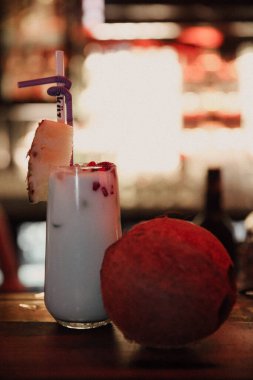 Lokantadaki masada alkol kokteyli.