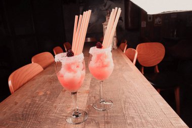 Lokantadaki masada alkol kokteyli.