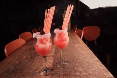 Lokantadaki masada alkol kokteyli.