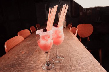 Lokantadaki masada alkol kokteyli.