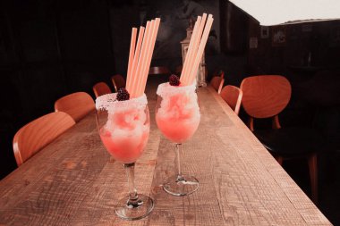 Lokantadaki masada alkol kokteyli.