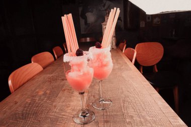 Lokantadaki masada alkol kokteyli.