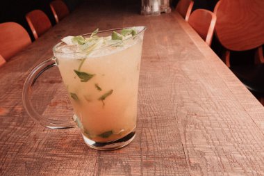 Lokantadaki masada alkol kokteyli.