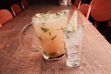 Lokantadaki masada alkol kokteyli.