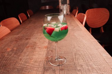 Lokantadaki masada alkol kokteyli.