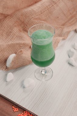 Lokantadaki masada alkol kokteyli.