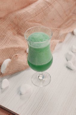 Lokantadaki masada alkol kokteyli.