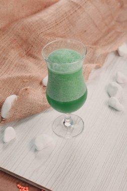 Lokantadaki masada alkol kokteyli.