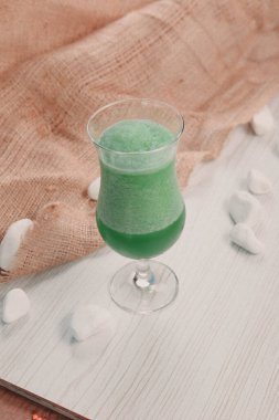 Lokantadaki masada alkol kokteyli.