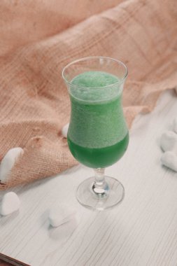 Lokantadaki masada alkol kokteyli.