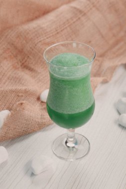 Lokantadaki masada alkol kokteyli.