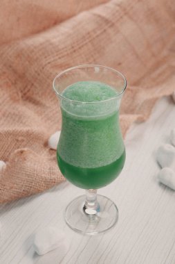 Lokantadaki masada alkol kokteyli.