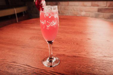 Lokantadaki masada alkol kokteyli.