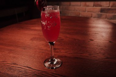 Lokantadaki masada alkol kokteyli.