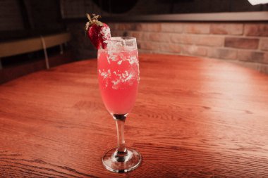 Lokantadaki masada alkol kokteyli.