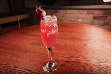 Lokantadaki masada alkol kokteyli.