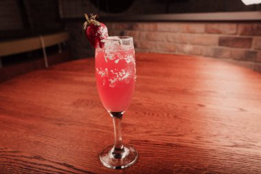 Lokantadaki masada alkol kokteyli.