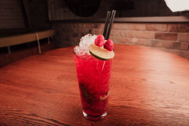 Lokantadaki masada alkol kokteyli.