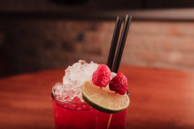 Lokantadaki masada alkol kokteyli.