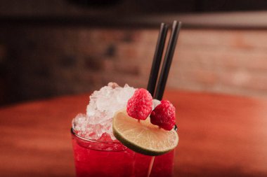 Lokantadaki masada alkol kokteyli.