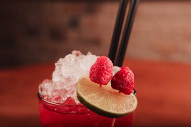 Lokantadaki masada alkol kokteyli.