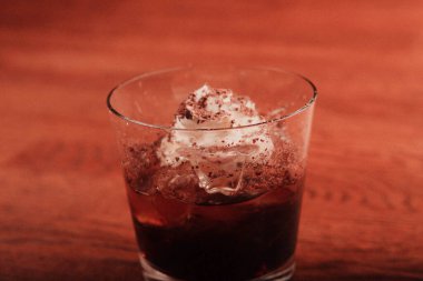 Lokantadaki masada alkol kokteyli.