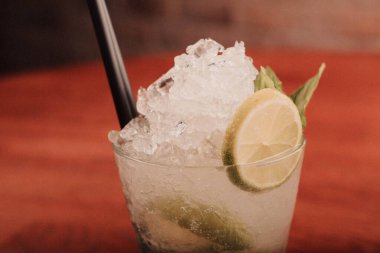 Lokantadaki masada alkol kokteyli.